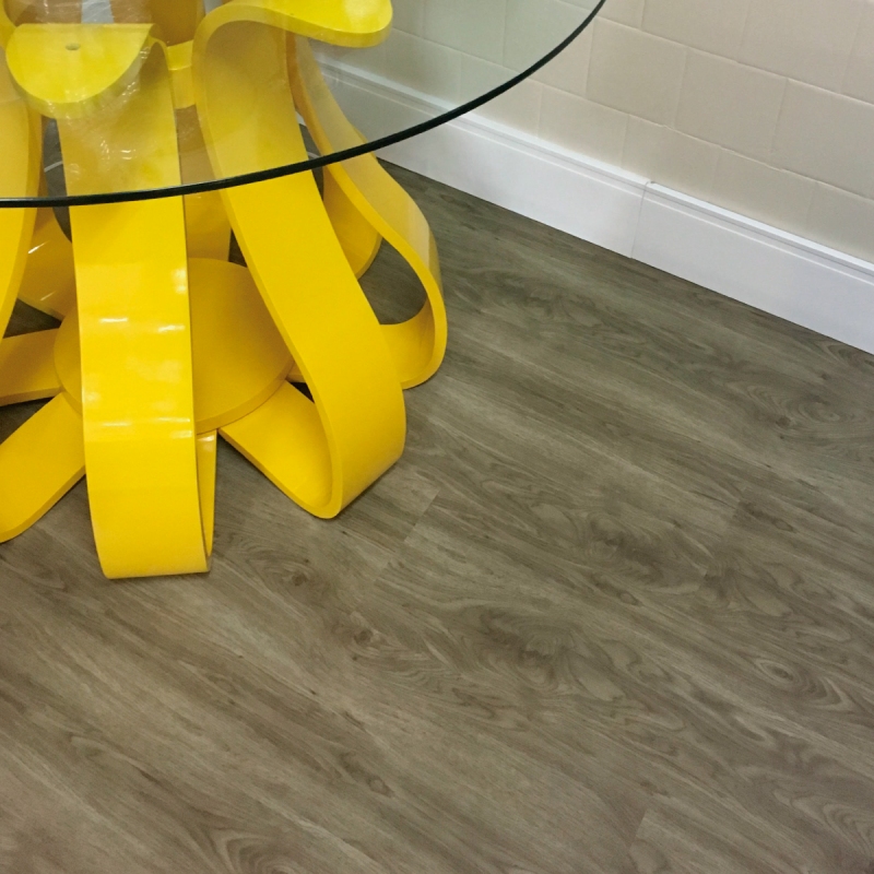 Piso Vinílico Graddus SPC Click Carvalho Clássico 5mm x 22,86cm x 122,00cm